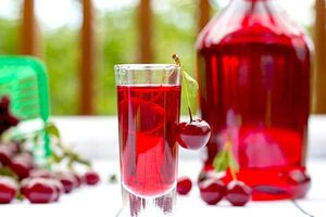 Σπιτικό λικέρ κεράσι: Υπομονή και έκθεση στον ήλιο για 5 εβδομάδες