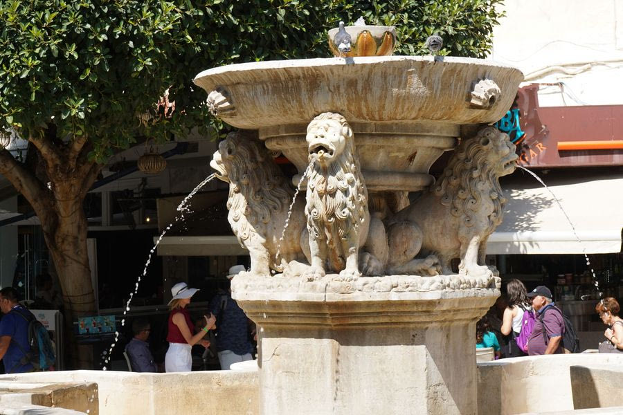 Θυμάστε όταν περνούσαν αυτοκίνητα από τα Λιοντάρια;