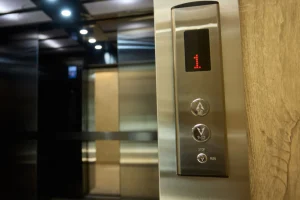 Πότε λήγει η προθεσμία για την πιστοποίηση στα ασανσέρ πολυκατοικιών – Ποιοι κινδυνεύουν με πρόστιμα έως 60.000 ευρώ