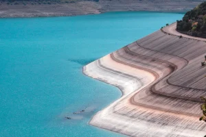 Σενάρια για ερημοποίηση της μισής Ελλάδας: Το 50% του νερού χάνεται πριν τη βρύση