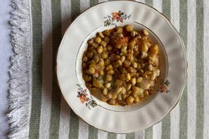 Μπίζα ή μαναρόλια γιαχνί με μελιτζάνες – Ένα ξεχασμένο όσπριο “επιστρέφει”