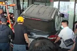 Φιλιππίνες: Όχημα έπεσε σε είσοδο του αεροδρομίου της Μανίλα – Δύο νεκροί μεταξύ των οποίων ένα μικρό κορίτσι