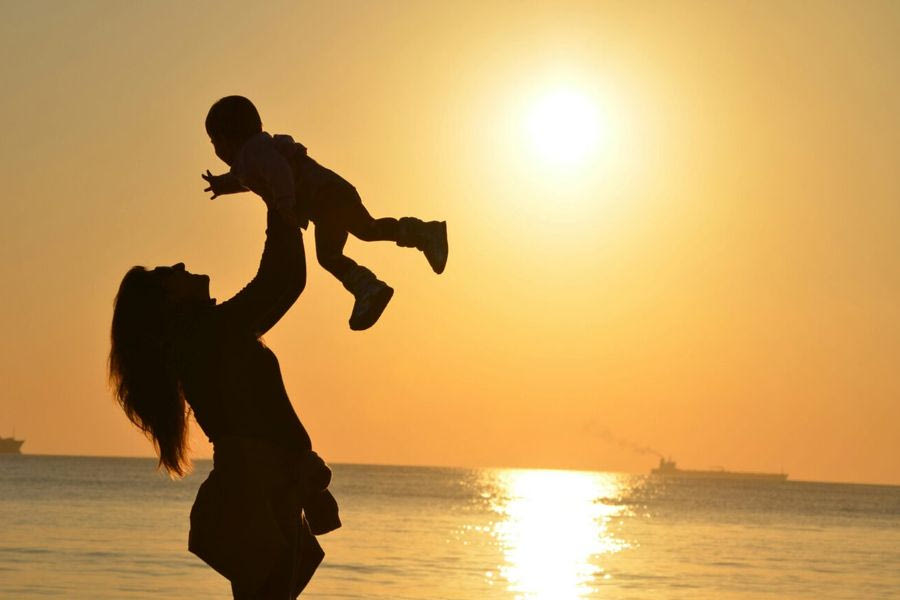 Γιορτή της Μητέρας : Πώς καθιερώθηκε – Γιατί το λευκό γαρίφαλο θεωρείται σύμβολο της Ημέρας