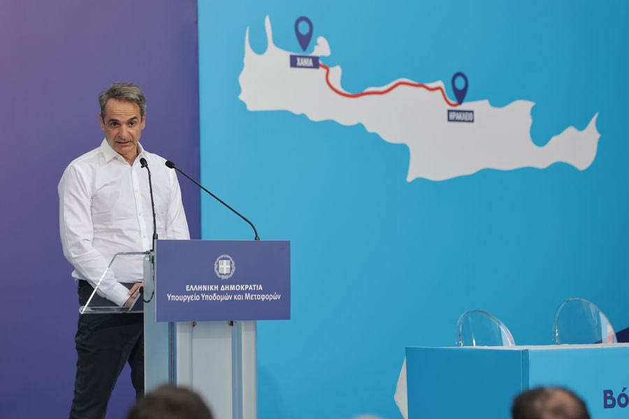 Η στιγμή που έπεσαν τα χαρτιά του Κυριάκου Μητσοτάκη (βίντεο)