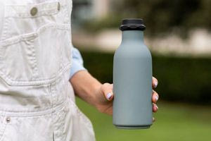 Πώς να καθαρίσετε σωστά τα επαναχρησιμοποιούμενα μπουκάλια νερού