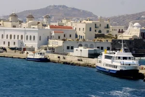 Αναστάτωση στο λιμάνι της Μυκόνου: Το Super Express χτύπησε σε ρυμουλκό και στην προβλήτα