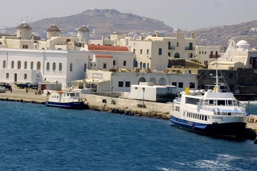 Αναστάτωση στο λιμάνι της Μυκόνου: Το Super Express χτύπησε σε ρυμουλκό και στην προβλήτα