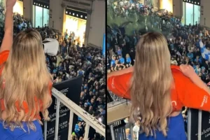 Ασυγκράτητη οπαδός της Νάπολι έμεινε τόπλες μπροστά σε οπαδούς για να γιορτάσει το πρωτάθλημα (vid)