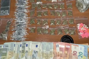 Άγιος Παντελεήμονας: Τρεις συλλήψεις για διακίνηση ναρκωτικών έξω από σχολείο