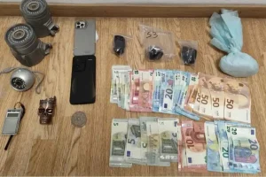 Αττική: Χειροπέδες σε 4 για διακίνηση ναρκωτικών