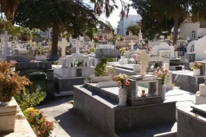 Μπέρδεψαν σορούς στη Σάμο: Έστειλαν άλλη γυναίκα σε κηδεία και άλλη στην αποτέφρωση