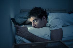 Μήπως τα χημικά στα πλαστικά μάς προκαλούν αϋπνία; Τα αποτελέσματα μιας νέας έρευνας