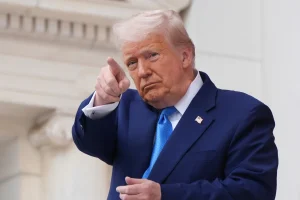 Τραμπ: Κατηγορεί την Κίνα ότι παραβίασε τη συμφωνία για αναστολή στους δασμούς