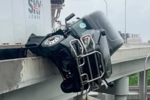 ΗΠΑ: «Δεν θέλω να πεθάνω» – Το δραματικό τηλεφώνημα οδηγού φορτηγού που κρεμόταν στο κενό από γέφυρα