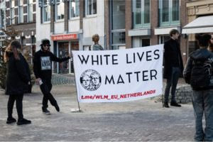 Πώς ο αλτρουϊσμός των Ελλήνων απέναντι στους μετανάστες αποδομεί τη θεώρηση της ευρωπαϊκής «νέο–ακροδεξιάς»!