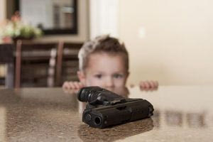 ΗΠΑ: Δύο μικρά αγοράκια «παίζουν» με γεμάτο όπλο και αστυνομικοί πυροβολούν για να τα εκφοβίσουν