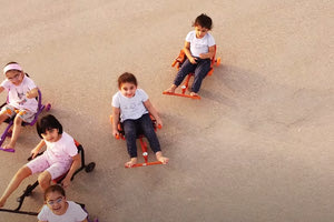 Ο Βασίλης Σκουλάς ερμηνεύει ένα τραγούδι για όλα τα παιδιά του κόσμου