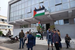 Καταδικάζει ο δήμαρχος Ρεθύμνης την ανάρτηση της σημαίας της Παλαιστίνης στο Δημαρχείο