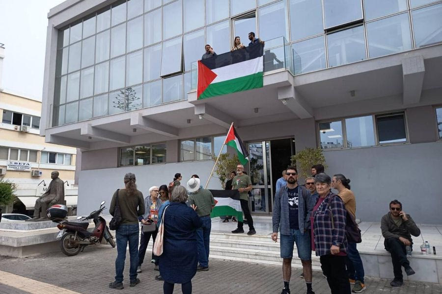 Καταδικάζει ο δήμαρχος Ρεθύμνης την ανάρτηση της σημαίας της Παλαιστίνης στο Δημαρχείο