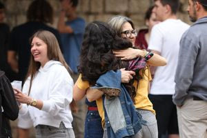 Μια τρυφερή αγκαλιά και ένα «καλή επιτυχία»