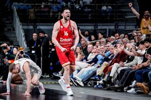 «Mou kanis plaka» – Ο Τζο Αρλάουκας τρελάθηκε με την εμφάνιση του Κώστα Παπανικολάου στη Μαδρίτη