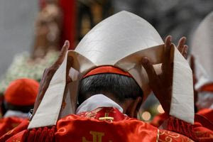 Κονκλάβιο: Με το βλέμμα στραμμένο στην καμινάδα της Καπέλα Σιξτίνα