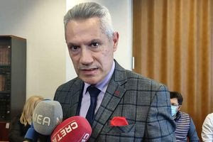 Ο άλαλος Διοικητής – Ολόγραμμα: «Για θέματα υγείας, δεν μιλάω»