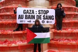 Παρίσι: «Σταματήστε το λουτρό αίματος στη Γάζα» – Ακτιβιστές έβαψαν κόκκινο το νερό σιντριβανιού για να διαμαρτυρηθούν