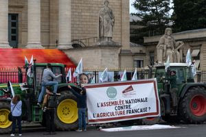 Γάλλοι αγρότες διαδήλωσαν στο Παρίσι με τα τρακτέρ τους