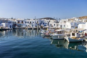 «Μετά την Μύκονο έρχεται η σειρά της Πάρου να καταστραφεί» γράφει η Telegraph