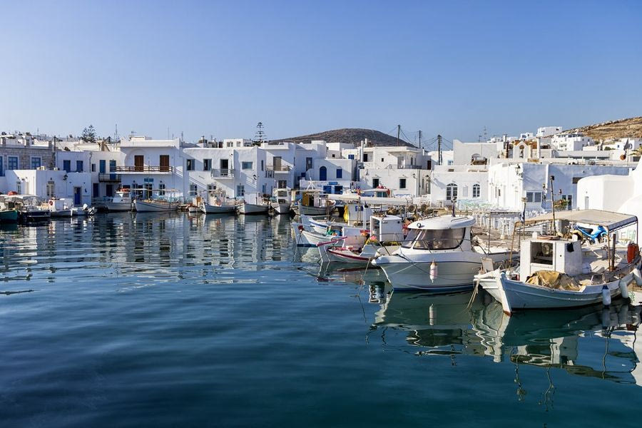 «Μετά την Μύκονο έρχεται η σειρά της Πάρου να καταστραφεί» γράφει η Telegraph