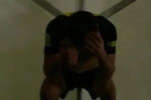 Ο Πέτρος Μάνταλος γονάτισε στη φυσούνα της «OPAP Arena» μετά το τέλος του ΑΕΚ – Παναθηναϊκός