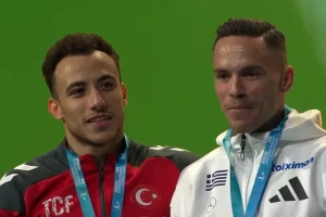 Η απονομή του χρυσού μεταλλίου στον Λευτέρη Πετρούνια και τον Τούρκο Αντέμ Ασίλ