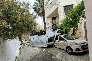 Χανιά: Φορτηγό τούμπαρε κι έπεσε πάνω σε παρκαρισμένο όχημα