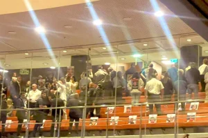 Συγγενείς 58 ομήρων γύρισαν την πλάτη στον Νετανιάχου που μιλούσε στην Κνεσέτ