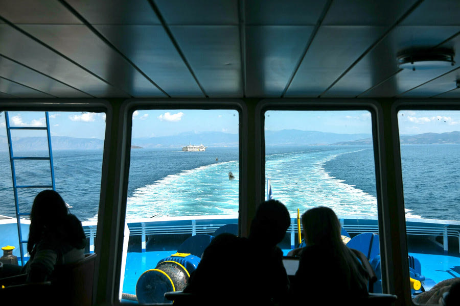 Της έκανε άσεμνες χειρονομίες και συνελήφθη εν πλω