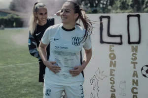 Ποδοσφαιρίστρια τύπωσε το βιογραφικό της στη φανέλα και έστειλε ηχηρό μήνυμα