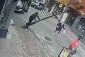 Τρομακτικό ατύχημα στην Πολωνία: Έγειρε να ξαποστάσει σε κολώνα και αυτή έπεσε πάνω σε γυναίκα