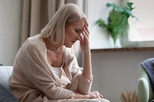 Εμμηνόπαυση: Πόσο επικίνδυνες είναι οι ημικρανίες και οι εξάψεις για τη γυναικεία καρδιά