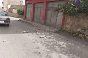 Πτώση μπαλκονιού σε κεντρικό δρόμο του Αρκαλοχωρίου – φωτογραφίες