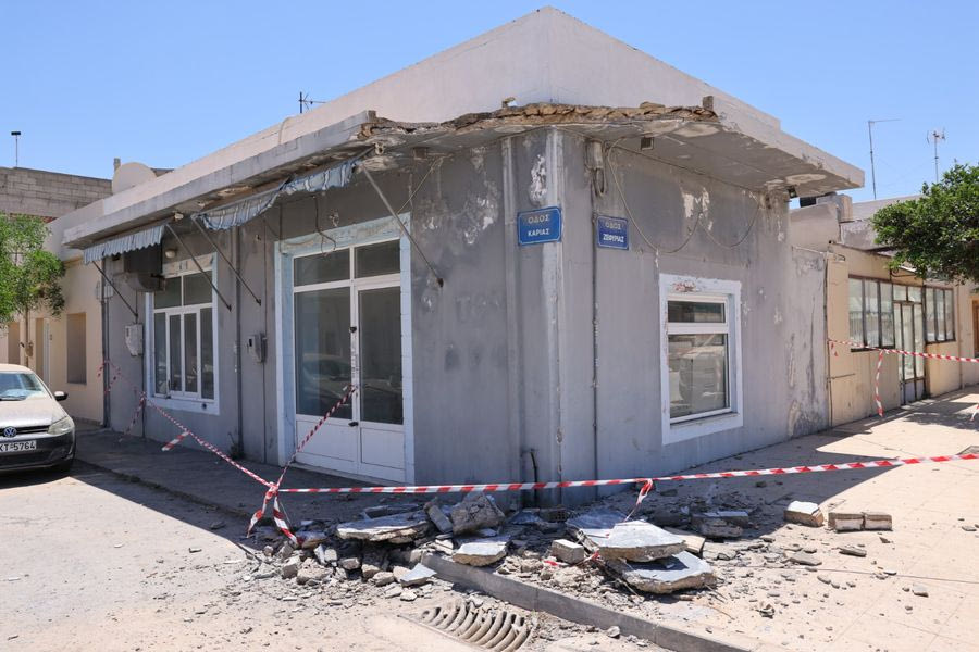 Πτώση τμήματος ταράτσας στη Νέα Αλικαρνασσό – Σοβαρές υλικές ζημιές σε αυτοκίνητα (φωτογραφίες)