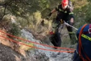 Κέρκυρα: Γερμανίδα τουρίστρια εγκλωβίστηκε σε γκρεμό – Καρέ καρέ η διάσωσή της