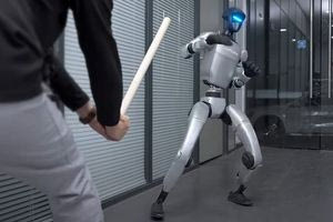 Ανθρωποειδές ρομπότ βγήκε εκτός ελέγχου και επιτέθηκε στον χειριστή του