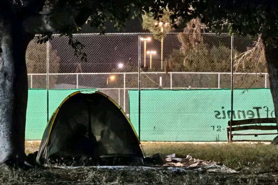 Ηράκλειο: Έστησαν σκηνή στο Πάρκο Νεολαίας