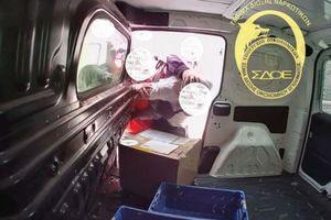 Στέλεχος του ΣΔΟΕ παρίστανε τον κούριερ και συνέλαβε 38χρονο που παραλάμβανε ναρκωτικά