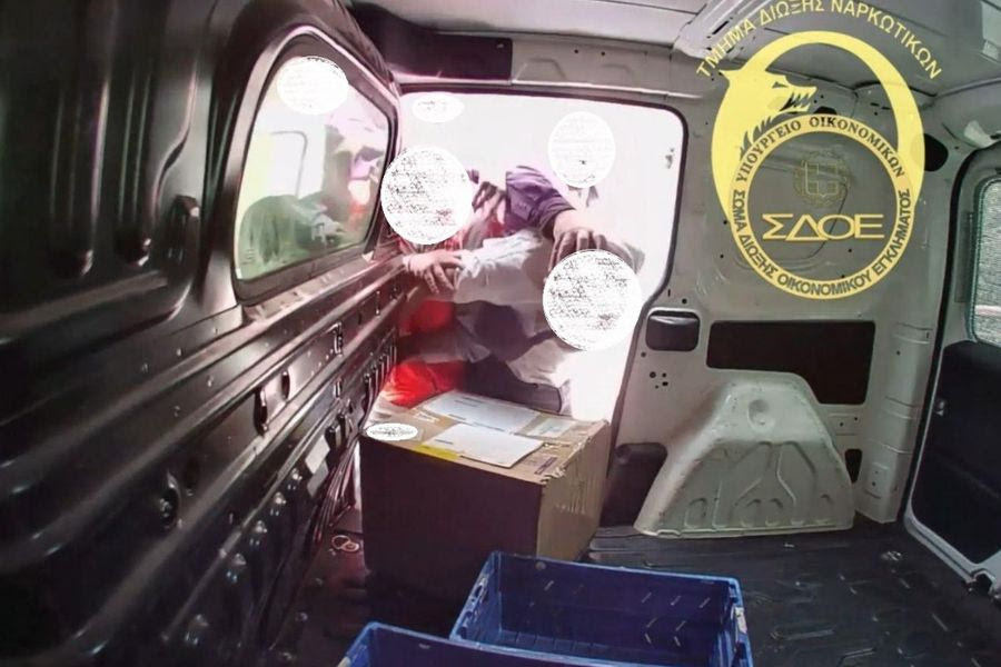 Στέλεχος του ΣΔΟΕ παρίστανε τον κούριερ και συνέλαβε 38χρονο που παραλάμβανε ναρκωτικά