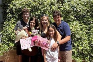 Σέβη Βολουδάκη: Σήμερα τιμούμε όλες τις μαμάδες που παλεύουν σιωπηλά και κρατούν τον κόσμο ενωμένο