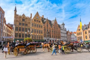 Η ευρωπαϊκή πόλη που ζητά από τους τουρίστες της να σταματήσουν να κλέβουν… λιθόστρωτα από τους δρόμους της