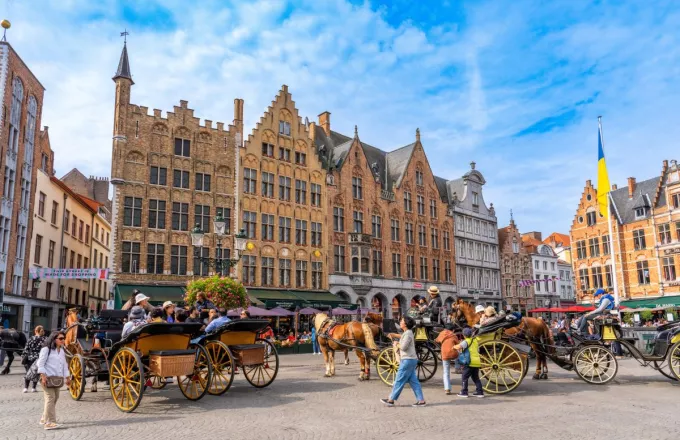 Η ευρωπαϊκή πόλη που ζητά από τους τουρίστες της να σταματήσουν να κλέβουν… λιθόστρωτα από τους δρόμους της