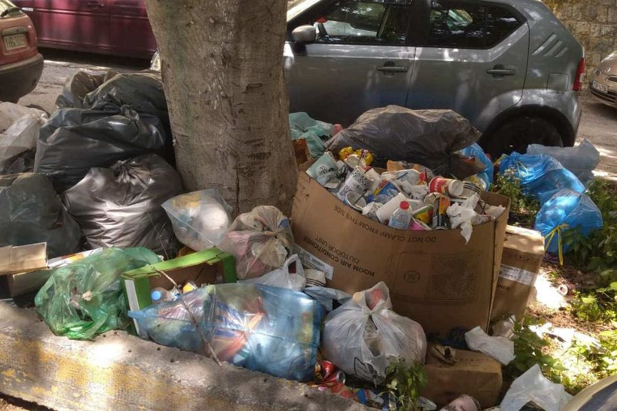 Ένας απέραντος σκουπιδότοπος το πάρκινγκ (φωτογραφίες)